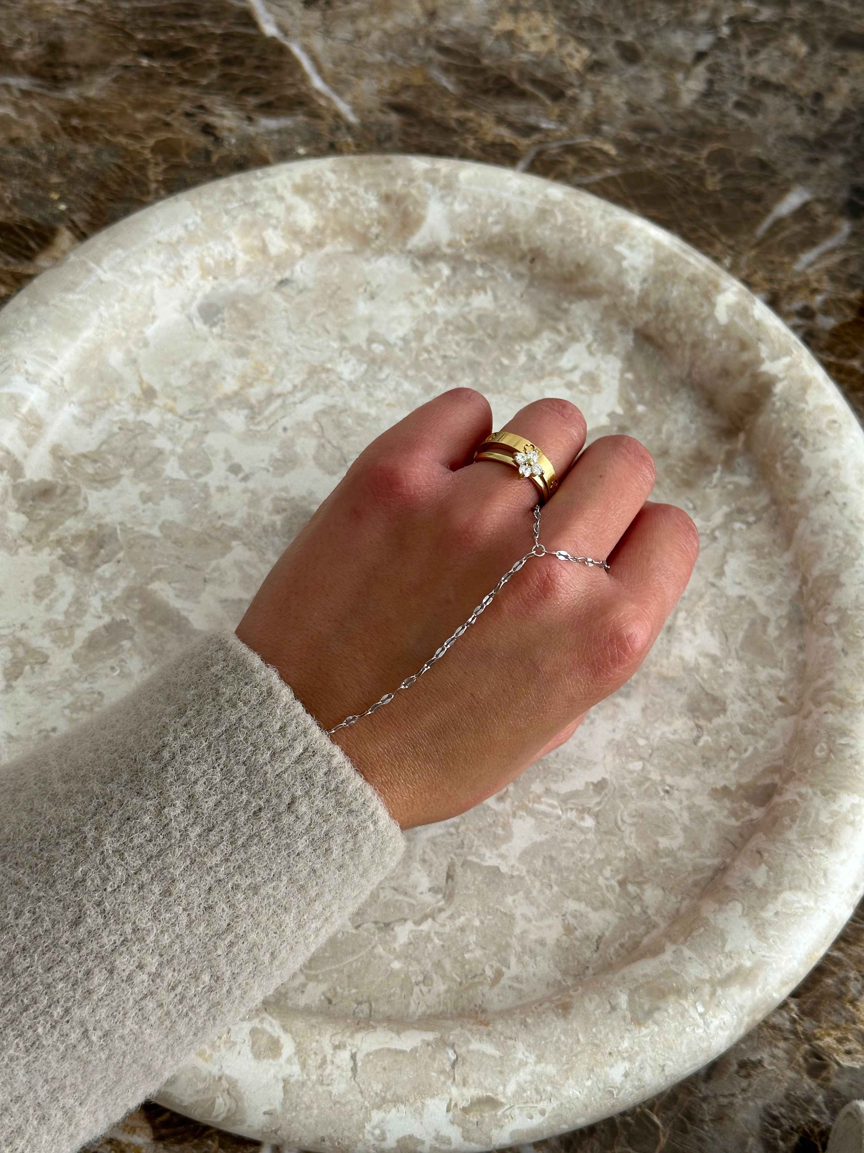 PRETTY SILVER LOLA  ~ RING BRACELET